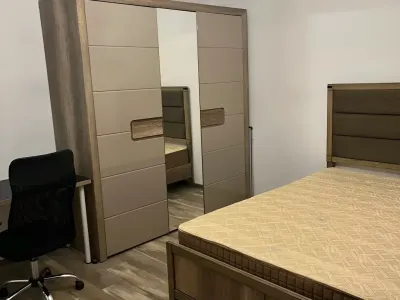 Apartament de inchiriat Sector 6 București camera cu birou